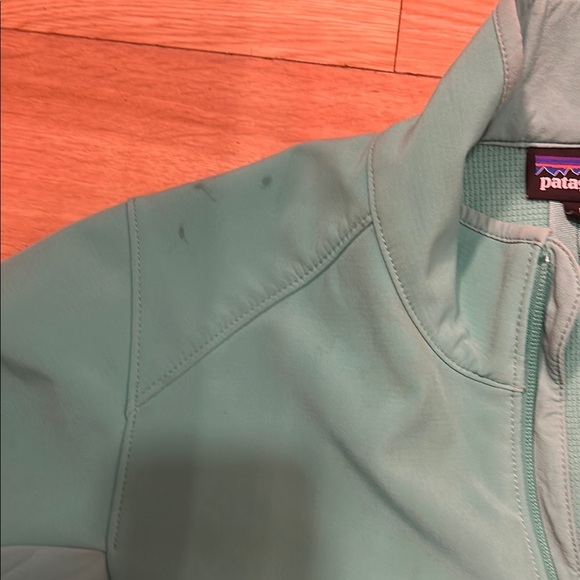 Patagonia Green Softshell Jacket with Water-Resistant Fabric - Picture 3 of 5